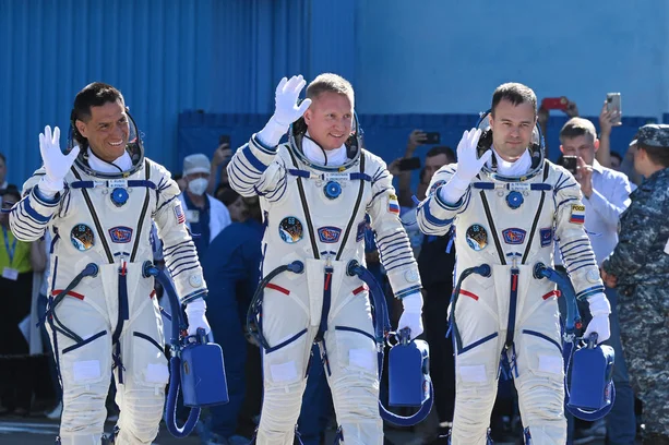 Com significado histórico, missão leva trio de astronautas à Estação Espacial Internacional