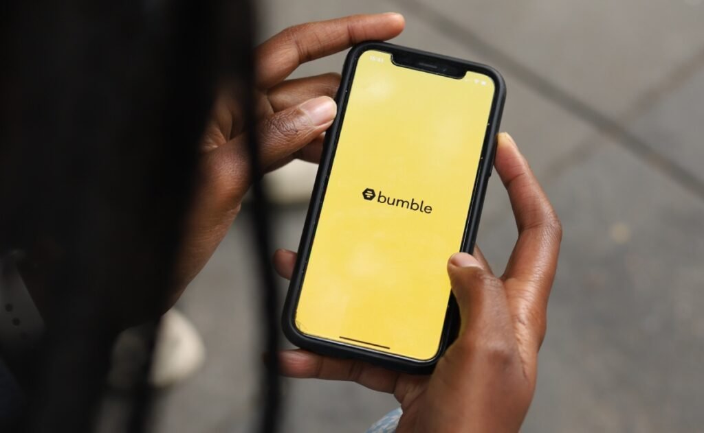 Nova IA do Bumble Avalia Fotos e Perfis de Usuários para Melhorar Conexões