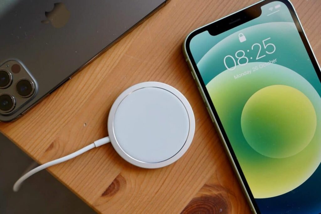 Apple Considera Abandonar MagSafe em iPhones Futuros