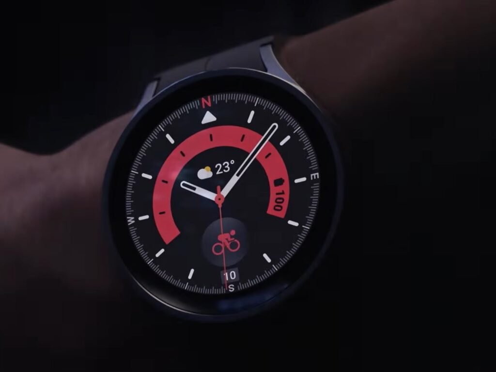 Galaxy Watch queimadura: smartwatch redondo no criado-mudo ao lado de um punho com marca avermelhada