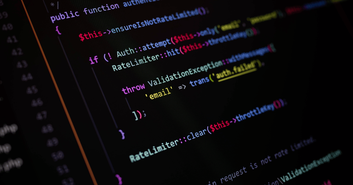 Mesa de administrador de sites com notebook mostrando atualização do servidor web contra falhas do PHP